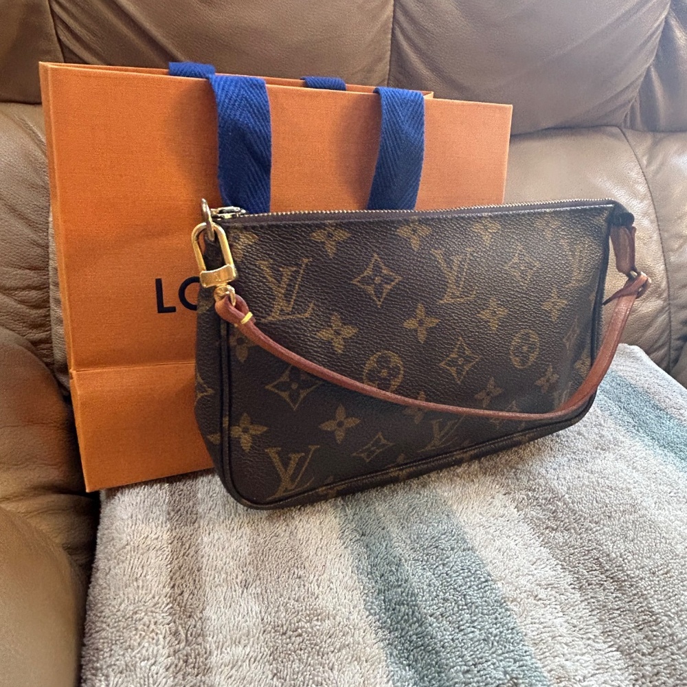 Beautiful 💯% authentic Louis Vuitton POCHETTE accessories monogram - Picture 4 of 12